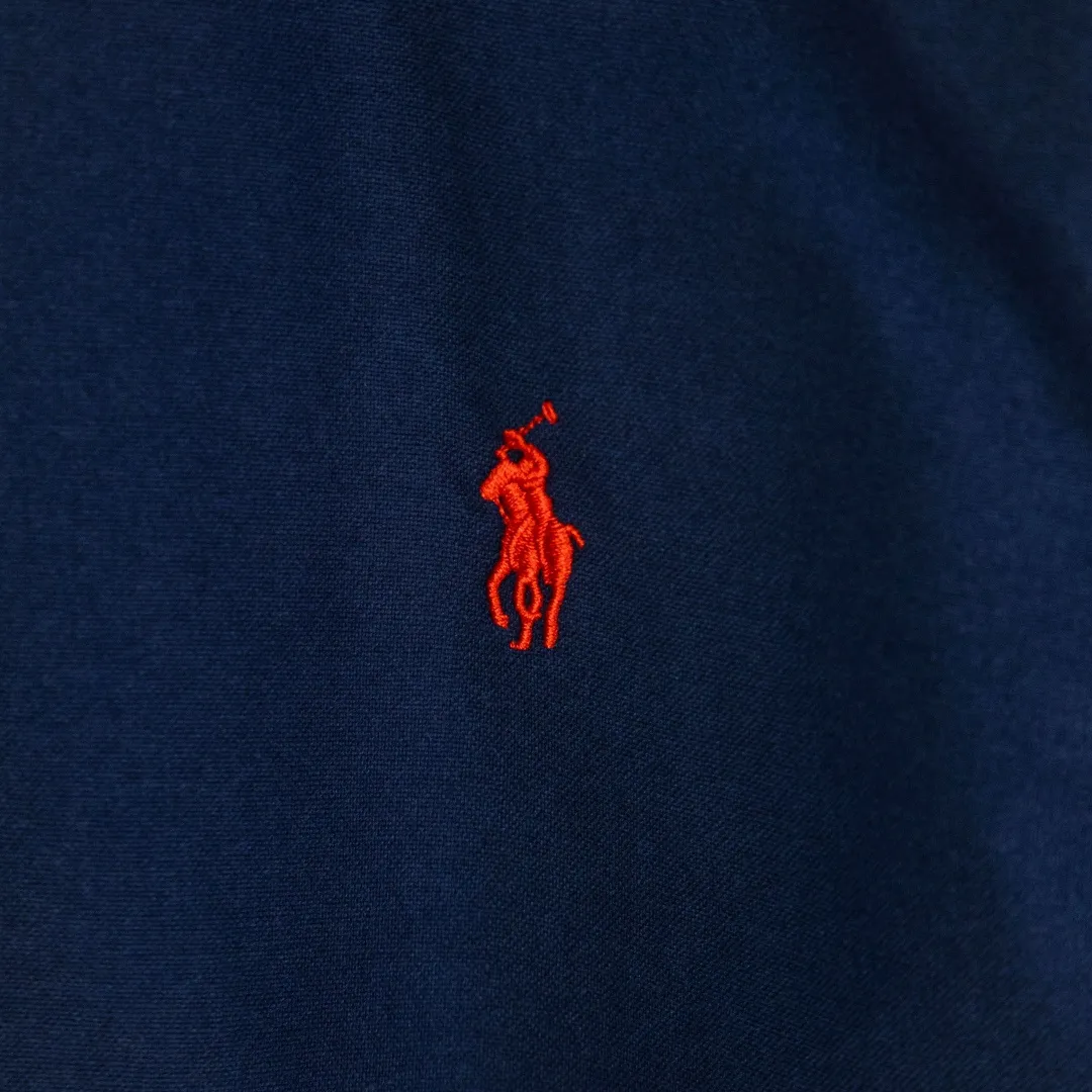 P270 zp version [Exclusive supply] Ralph Lauren/Ralph Lauren's classic evergreen single product 100 cotton Oxford spun old money style casual long-sleeved shirt. 100% restored workmanship. The entire garment is embedded with seams and clean edges. The upper back seams are reorganized for a better fit. ✅ 100 cotton Oxford spun on the face. Pre-wash treatment. The texture is tight and soft. ✅ Custom dyed original pearlescent white bottom buttons. Size partitions. ✅ Special shaped chiffon foil is included in the collar door tube. It is not easy to deform and pull. ✅ RL classic version of the Oxford shirt. The thick and crisp feeling brought by the Oxford cloth. It can be worn alone or as an outer layer. It can be worn in all seasons. It is a must-have item for the wardrobe. Get it with your eyes closed. Color: black, white, pink, blue, carbon gray, khaki, navy blue and red label, dark blue and white label (8 colors) Size: S M L XL Number: WW10967